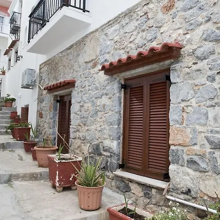 ゲストハウス Agnantio モネンバシア