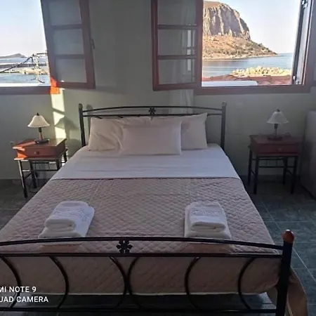 ゲストハウス Agnantio モネンバシア